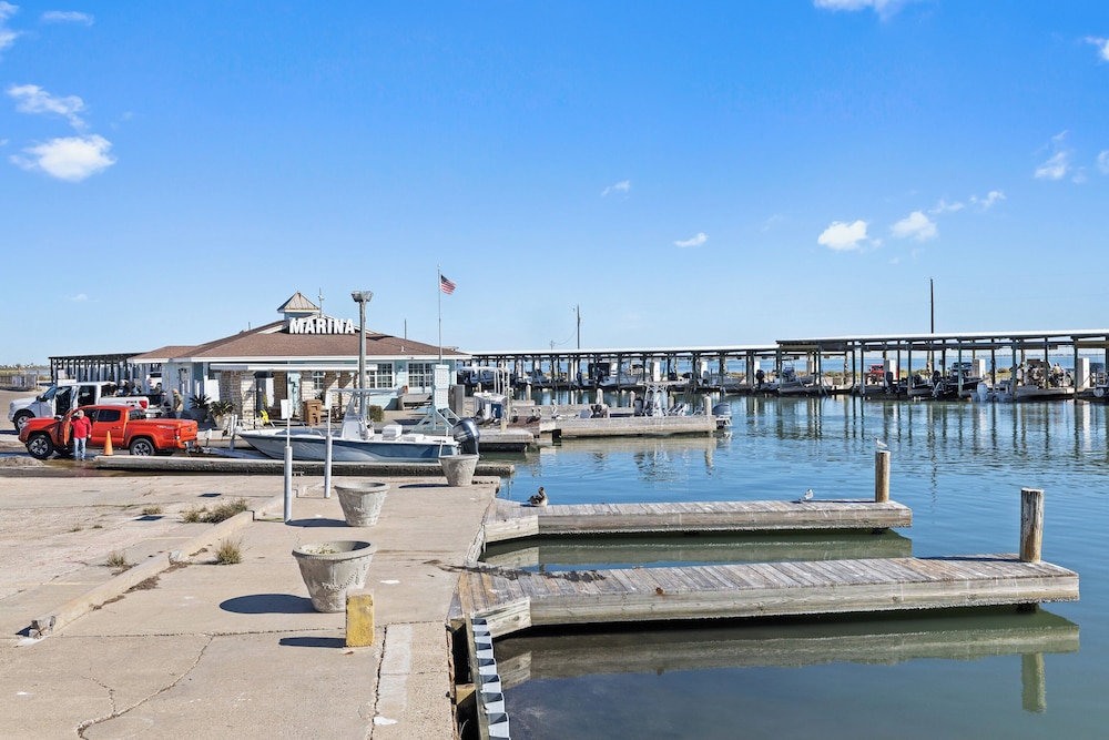 Bluff's Landing Lodge