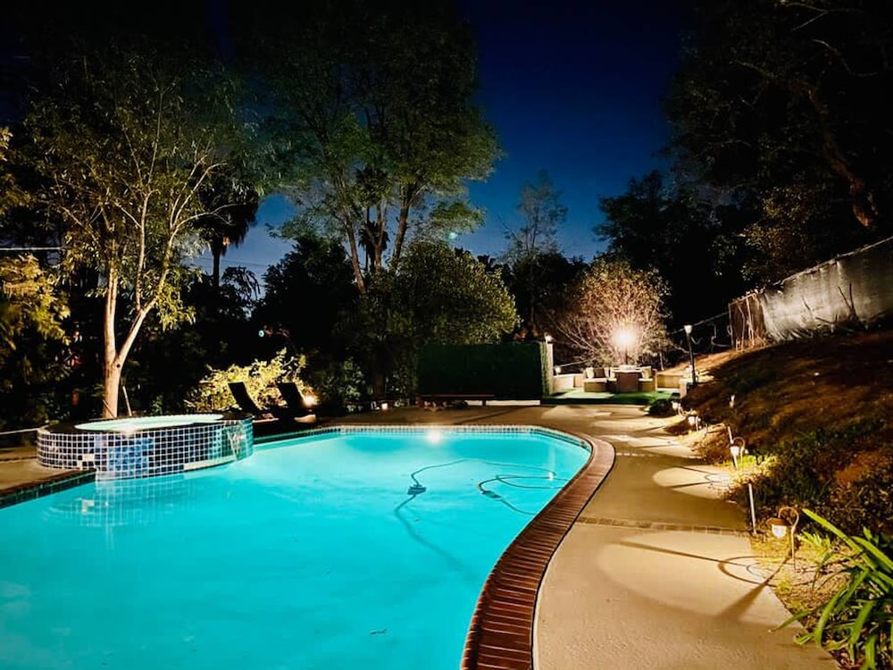 Pacific Dreams at Woodland Hills Distinguished 8 Br 6 5 BA Residence With Pool and Spa Sleeps 16