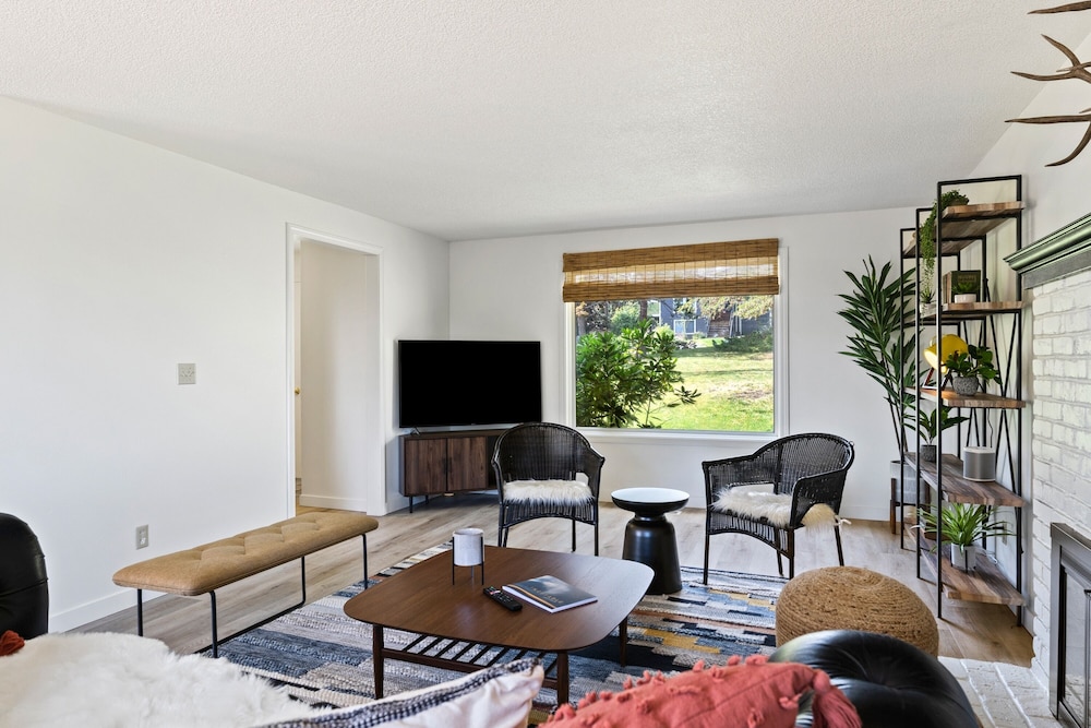 Serenity On 6th 30 Day Minimum 4 Bedroom Home by RedAwning