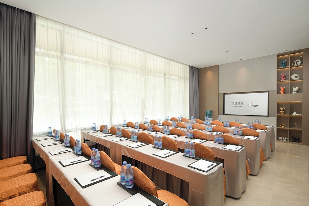 ECHIC Mercure (Guangzhou Baoneng Performing Arts Center Luogang Wanda Plaza)