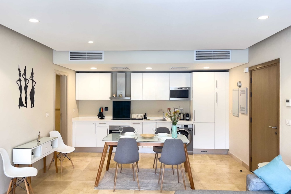 Xuru Stays I Exotic 1bdr w/ Outdoor Terrace Pool & Beach Access