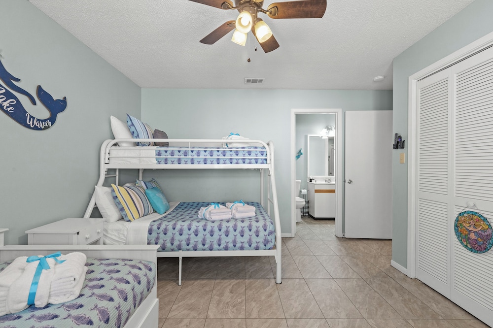 One More Round! 3BR 3BA Sleeps 10! 11 Pools! Golf Courses! Tennis Courts!