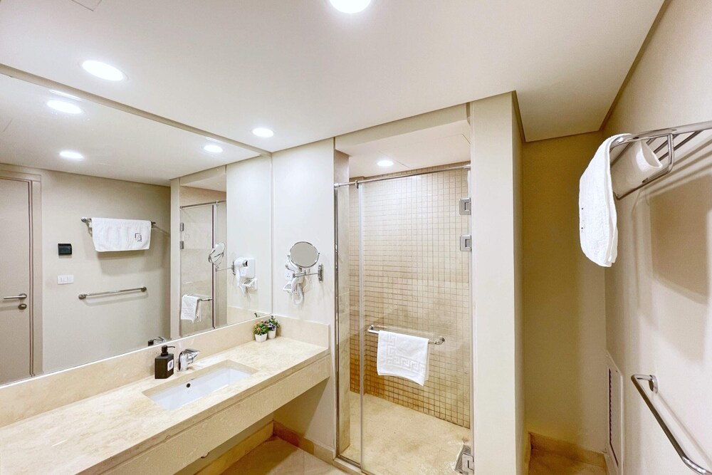 Xuru Stays I Homestyle 3BR Penthouse Pool & Beach View