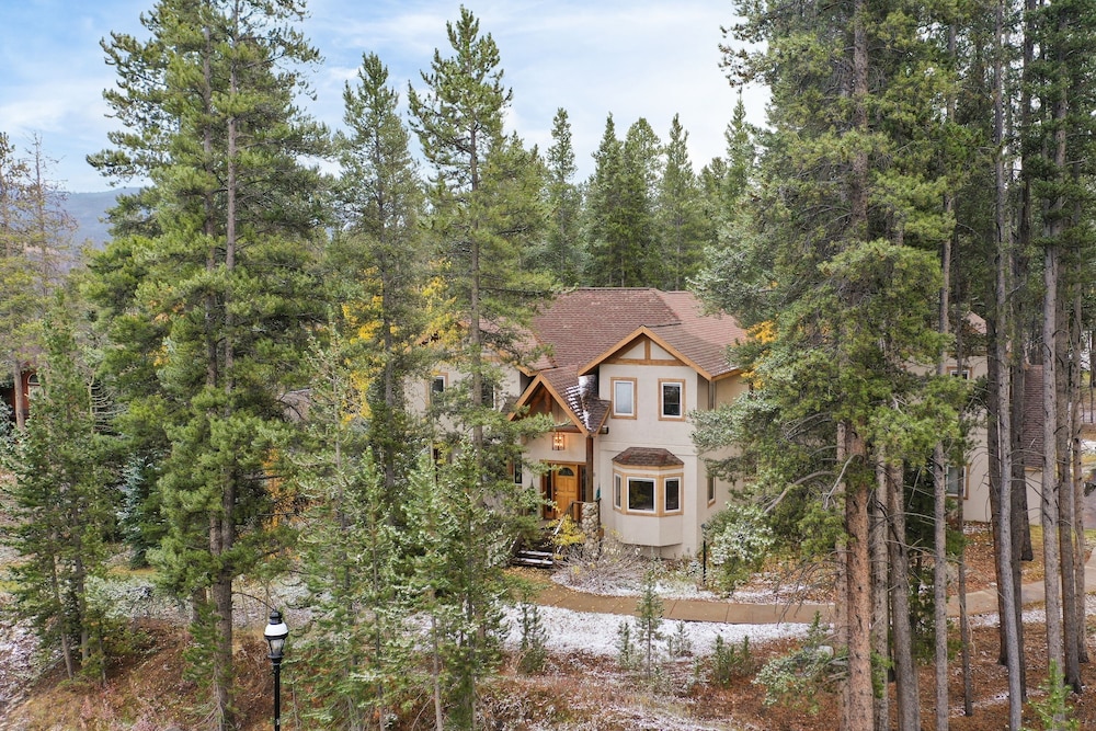 River Rock by Avantstay 8 Bedroom Ski Estate w Hot Tub Movie Theatre 10 Min Walk to Mtn