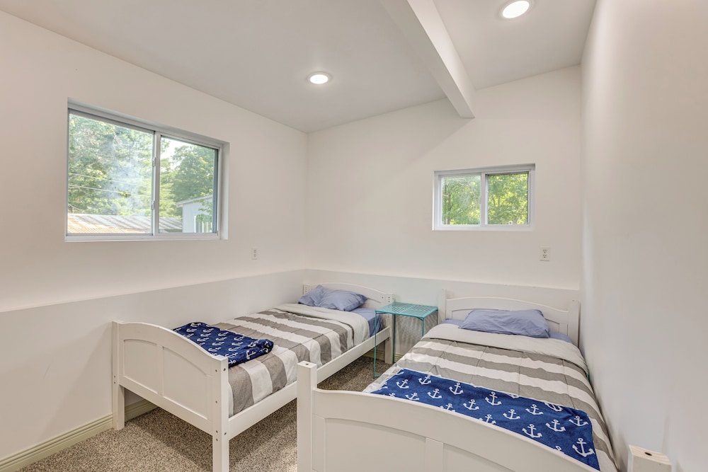 Pet-friendly Retreat: Over 3 Acres in Baldwin!