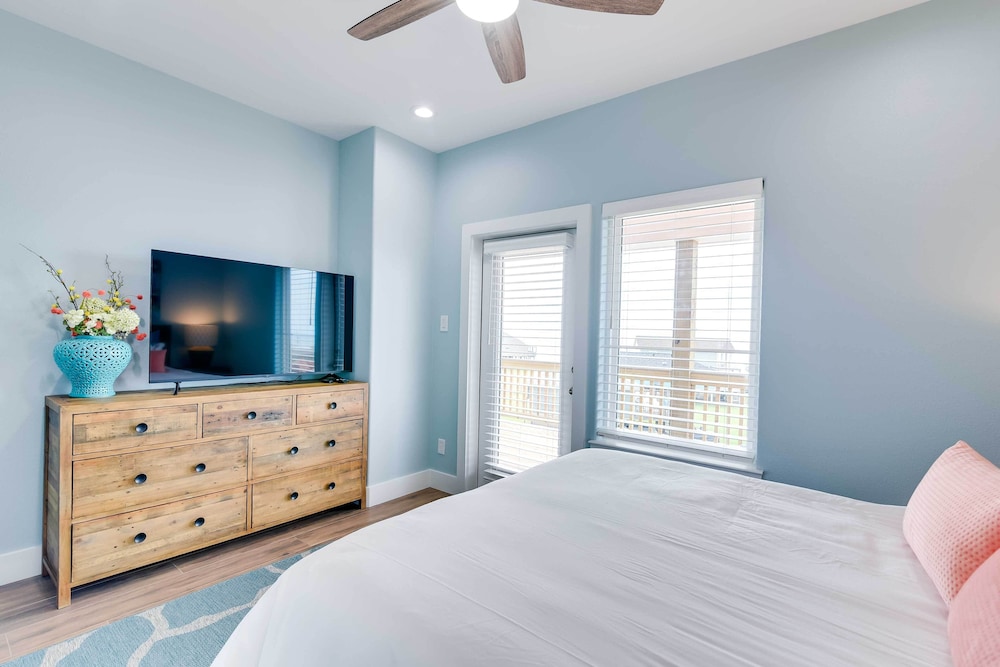 Steps to Coast: Gorgeous Beach House in Galveston