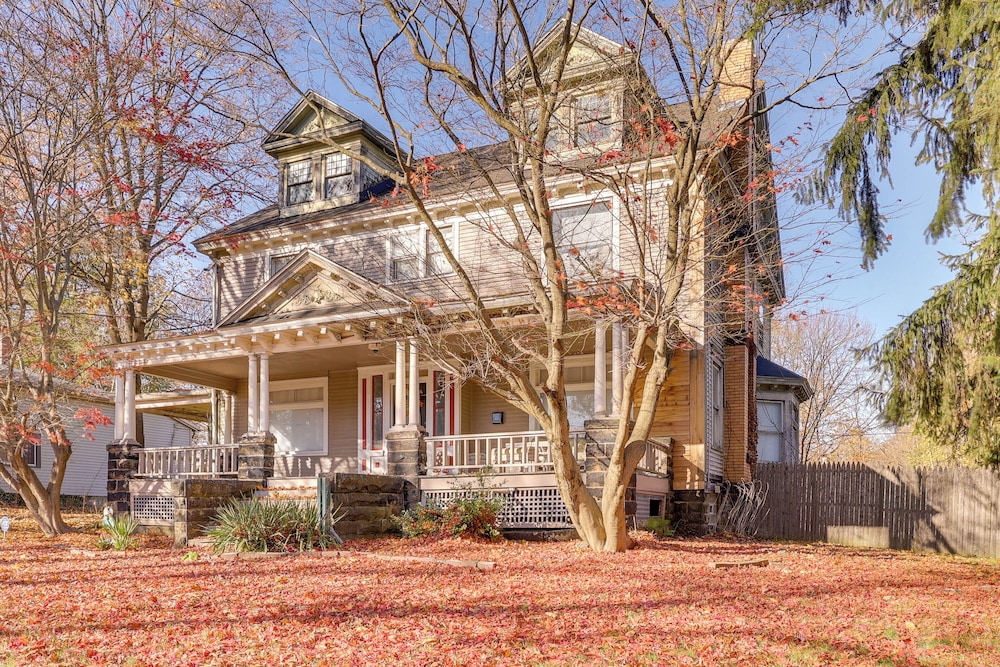< 1 Mi to Youngstown State: Historic Home w/ Porch