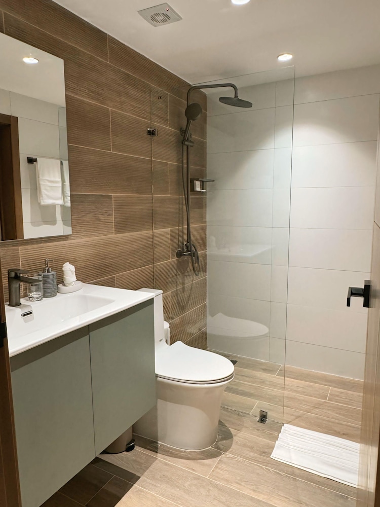 4 Guests 2 Bedrooms Terrace and Shared Pool