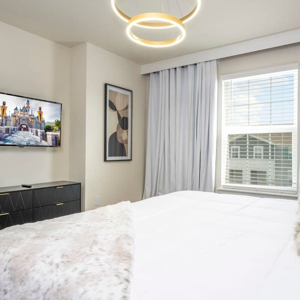 3961 Luxury 7BD Home