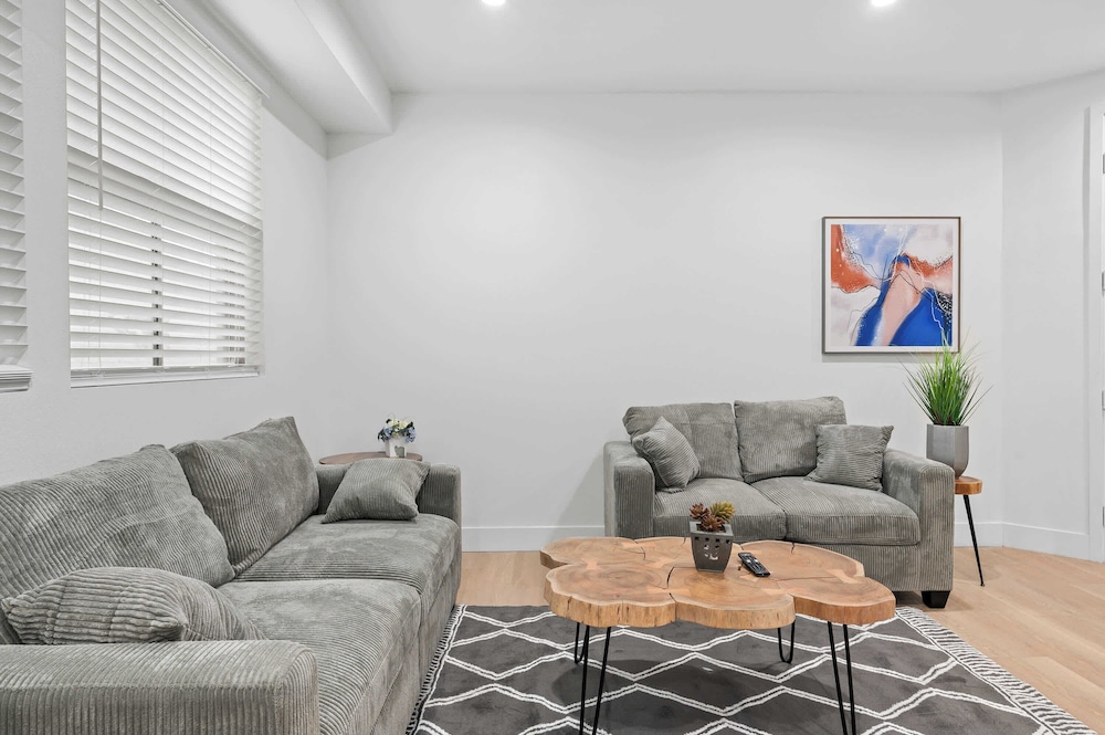 Not Affected by the Fire/modern 5BR Home With Parking, Near LA Attractions #4