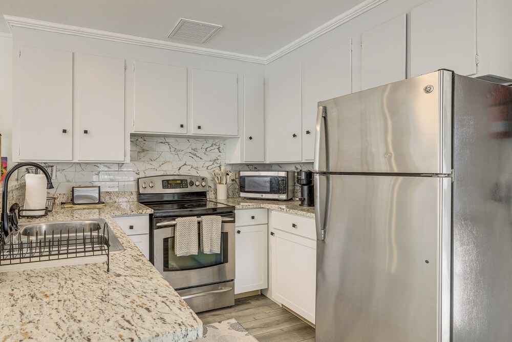 Walk to Shops & Dining: Downtown Stuart Home!