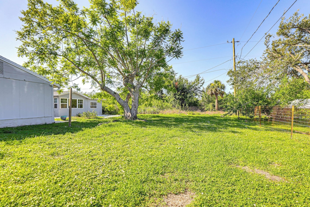 7 Mi to Beach: Cozy Home w/ Yard in Englewood!