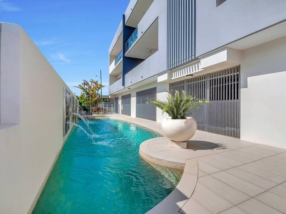 Coastal 2-bed With Parking & Pool by the Ocean