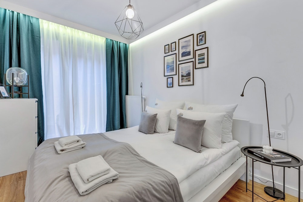 Aura - Riverside & Parking by Downtown Apartments