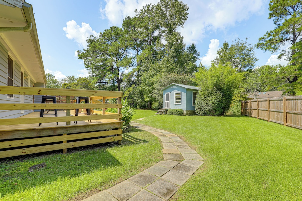3 Mi to Beach: Pawleys Island Cottage