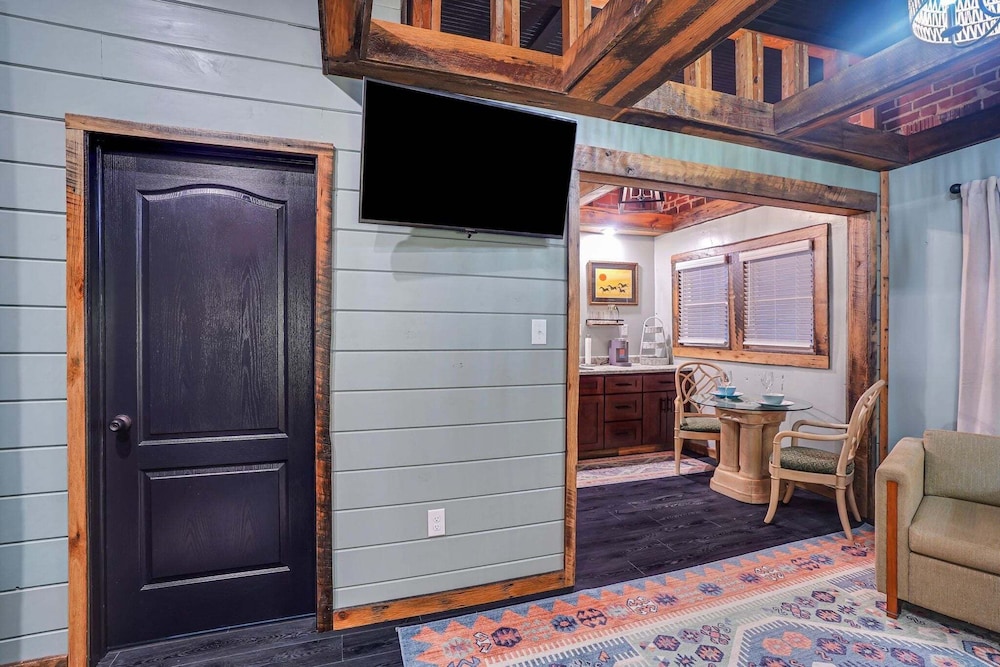 Stylish Retro Stay, Columbia House Unit D 1 Bedroom Apts