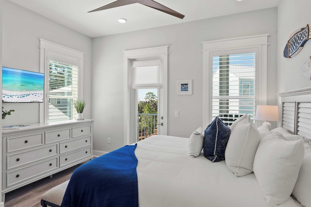 Gulf-view Retreat w/ Rooftop Deck + Private Pool Villa Anesi by Avantstay