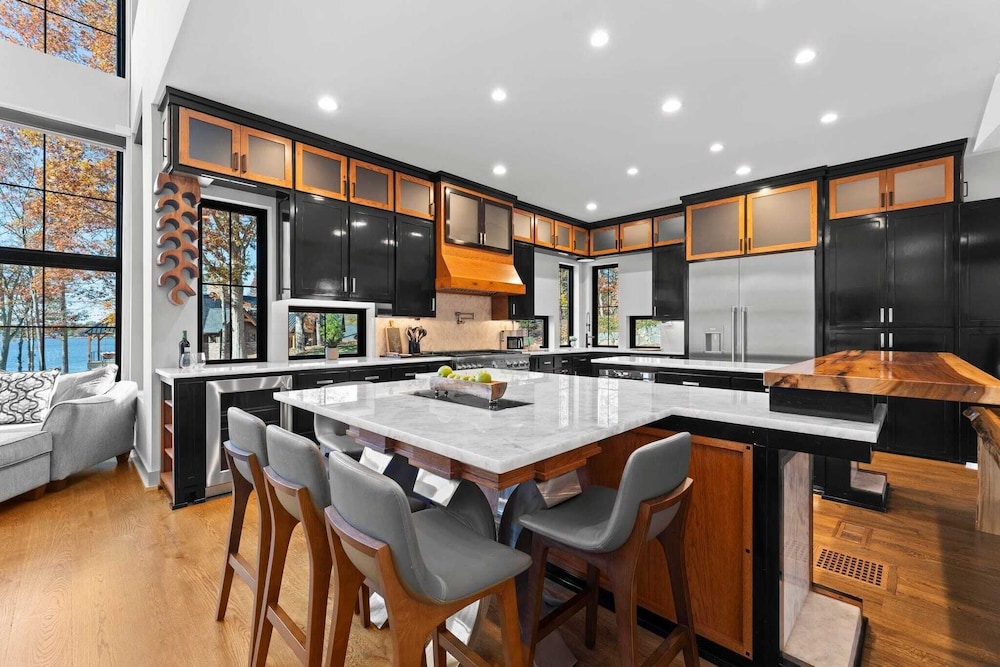 The Grand on Greenbay-7 Bedrooms Sleeps 21 Modern new Build