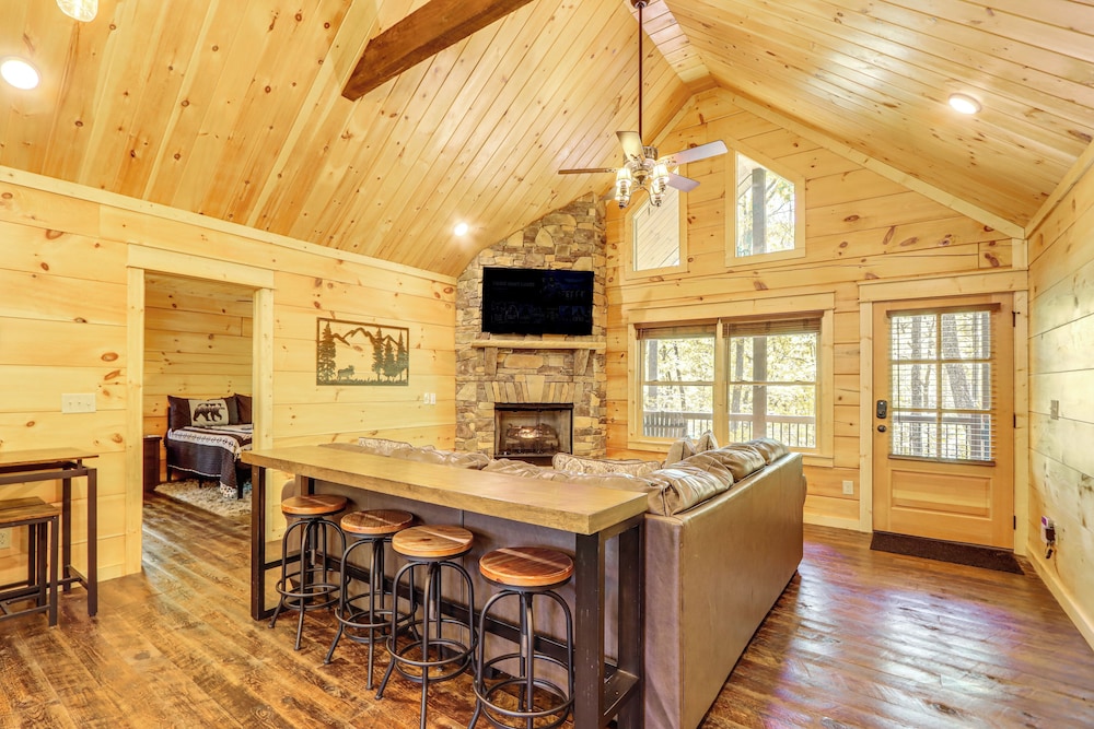 Ellijay Mountain Cabin w/ Hot Tub & Spacious Deck