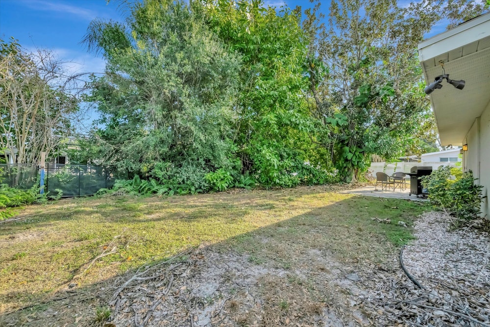 Sleeps 8 Pets Welcome Fenced In Backyard