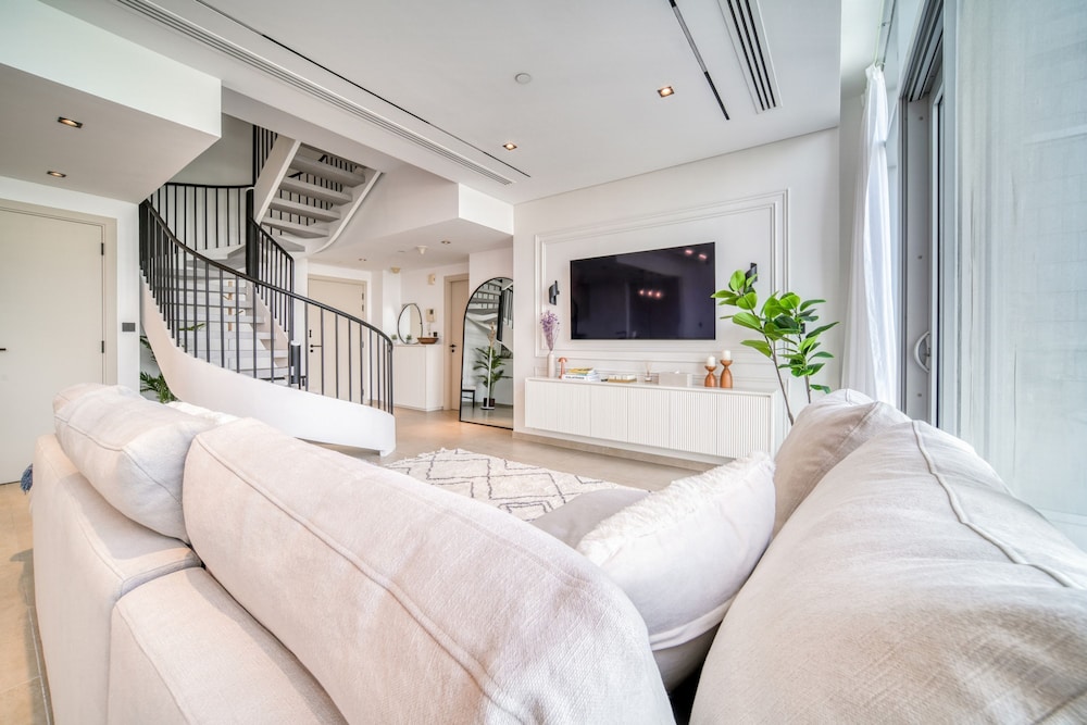 Luxe and Modern Duplex in Difc