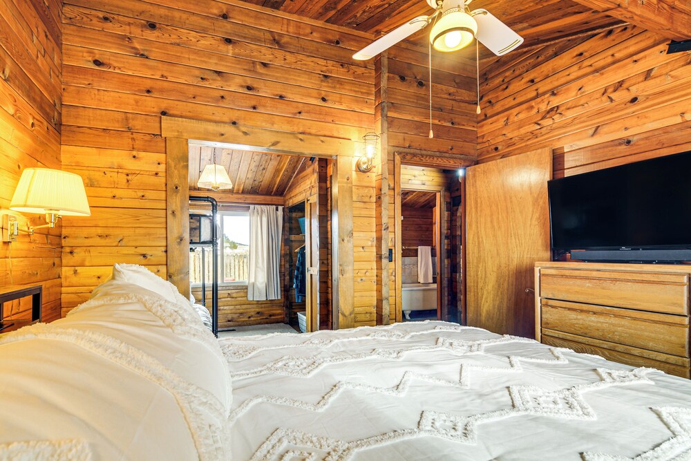 Mtn-view Cabin w/ Horse Pasture in Koosharem