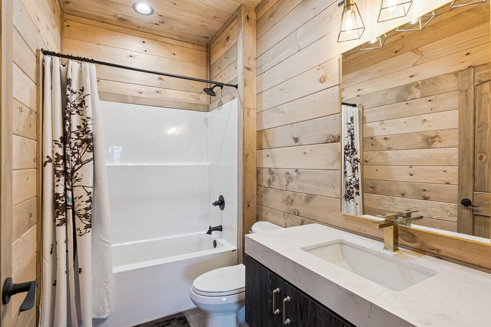 Golden Oaks Cabin 3 Bedroom Home