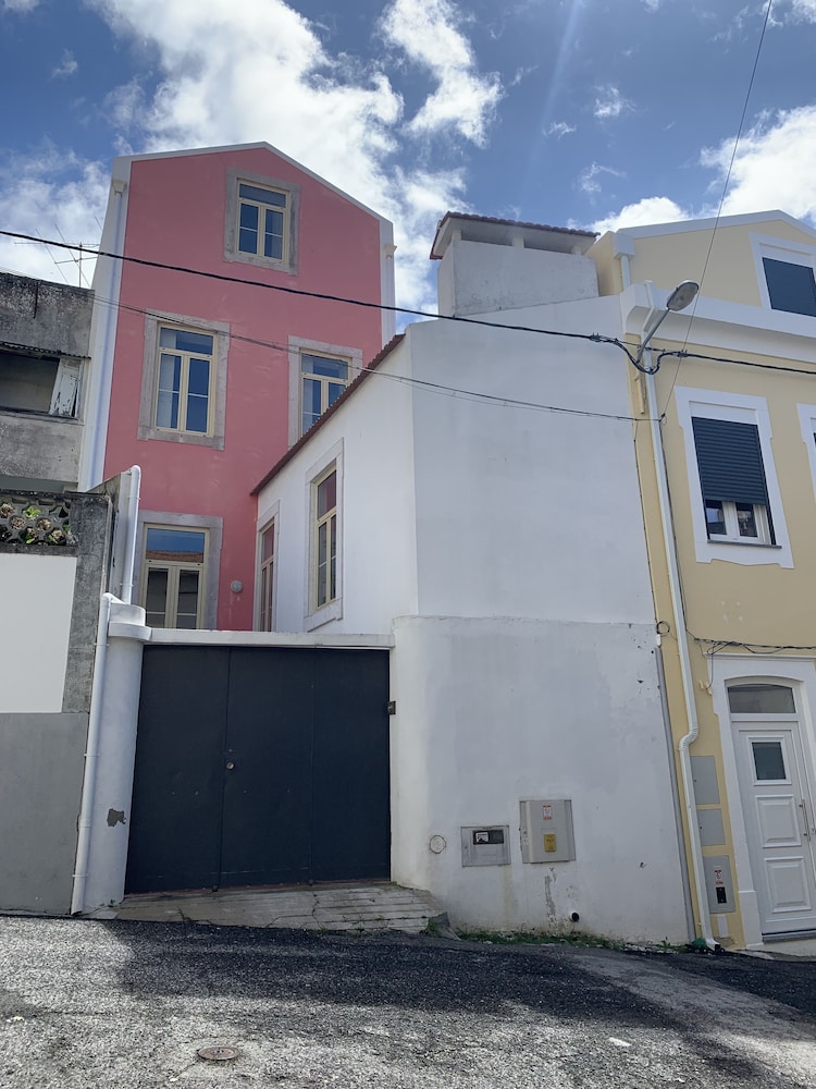 Old Town House in Figueira da Foz Near Beach