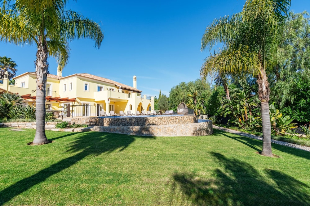 Villa Amarela - Luxurious 4 Bedroom Villa in Lagos