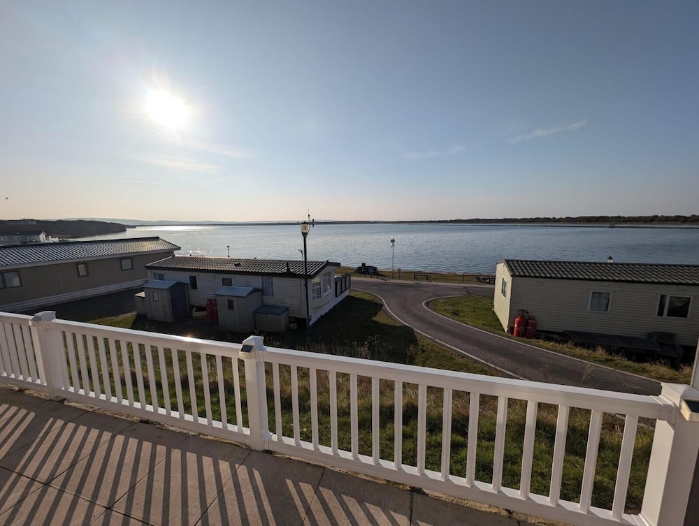3 Bed Lodge - Sleeps 6 - Parking - Pets - Wifi
