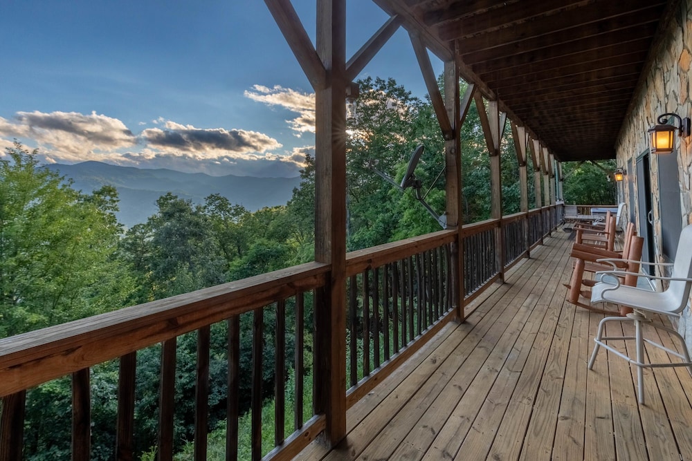 Luxury 4200 Sqft Log Cabin on 50 Acres Sleeps 16