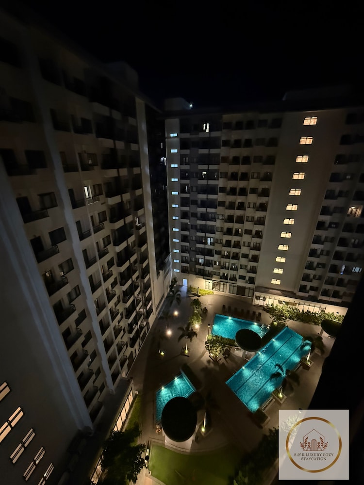 Cozy Retreat w/Balcony Near SM Mall/NAIA Airport