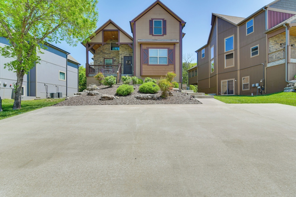 Game Room & Hot Tub: Spacious Retreat in Hollister