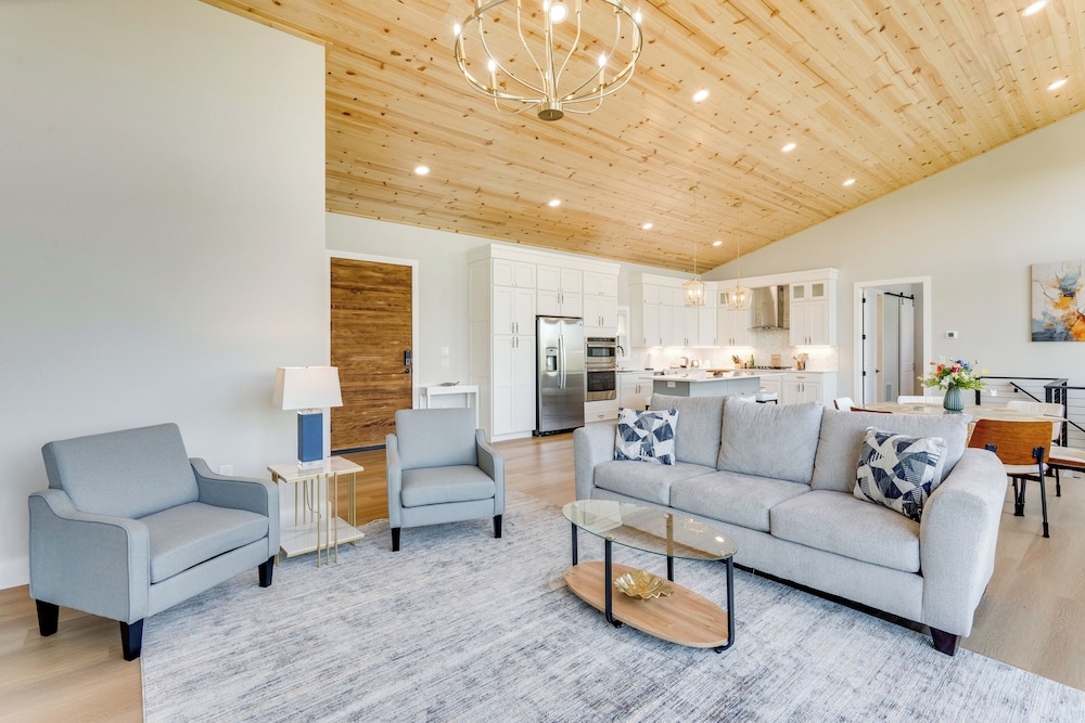 Mtn-view Decks & Fire Pit: Quiet Brasstown Escape