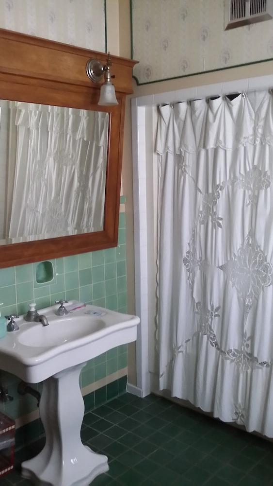Chestnut Charm Bed & Breakfast