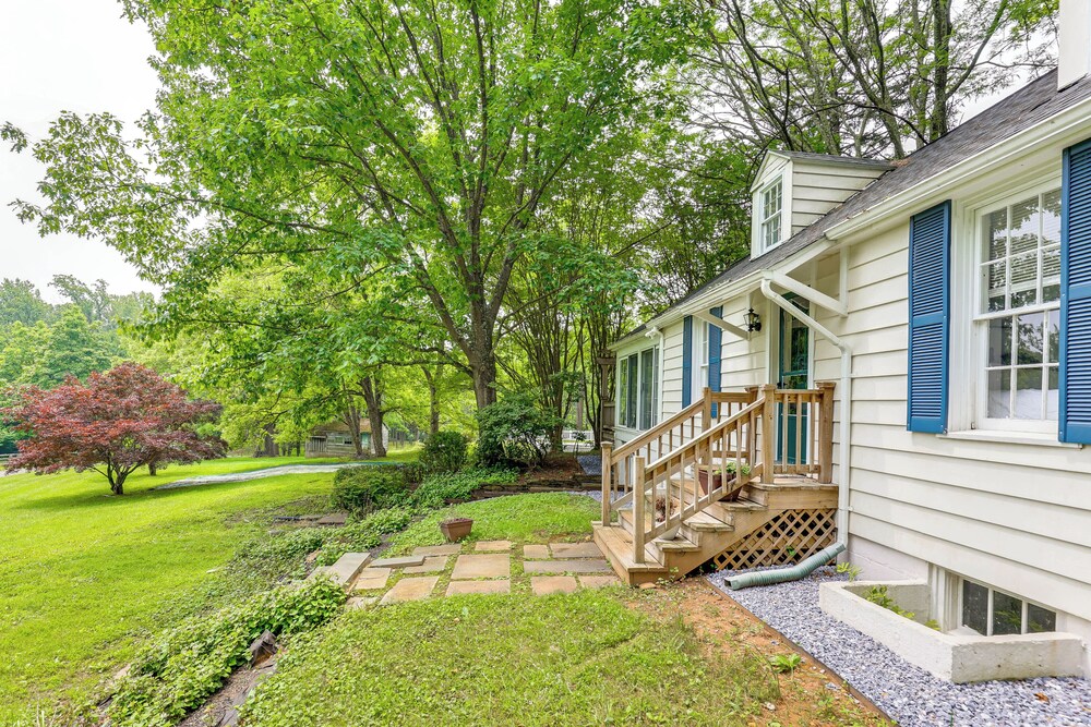 Near Shops & Parks: Dog-friendly Maryland Gem