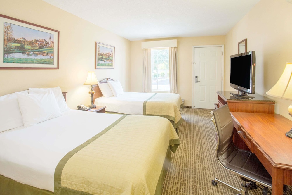 Baymont by Wyndham Dunn view 3