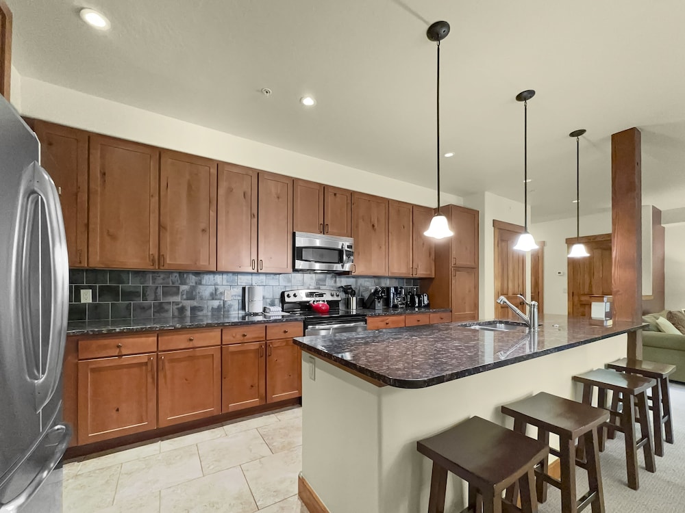 Ca2103 The Cache 3 Bedroom Condo by RedAwning view 5