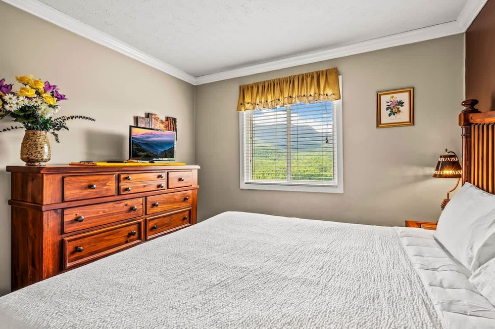 Sleeps 6 Full Kitchen Indoor Pool Mountains Views