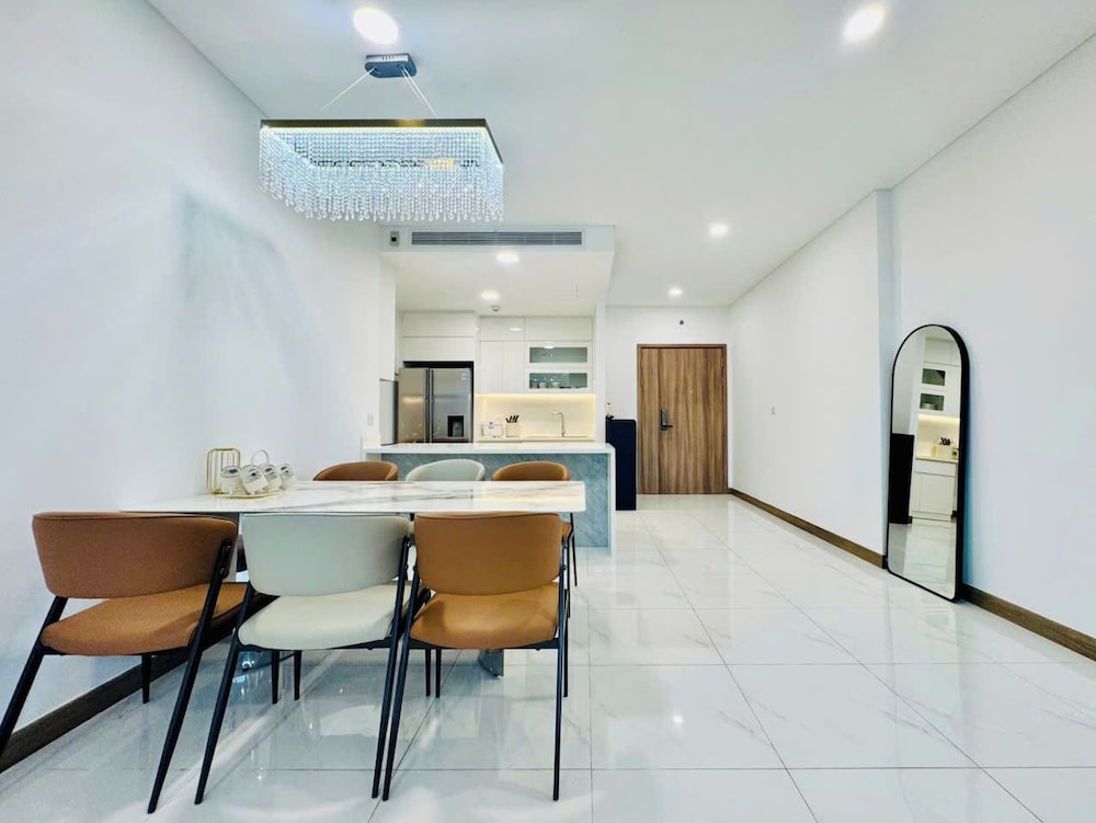 Skyway White & Silver Riverside Resident - Binh Thanh, HCM