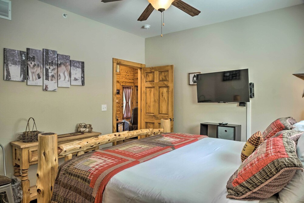 Branson West Cabin w/ Pool Access & Golfing view 5