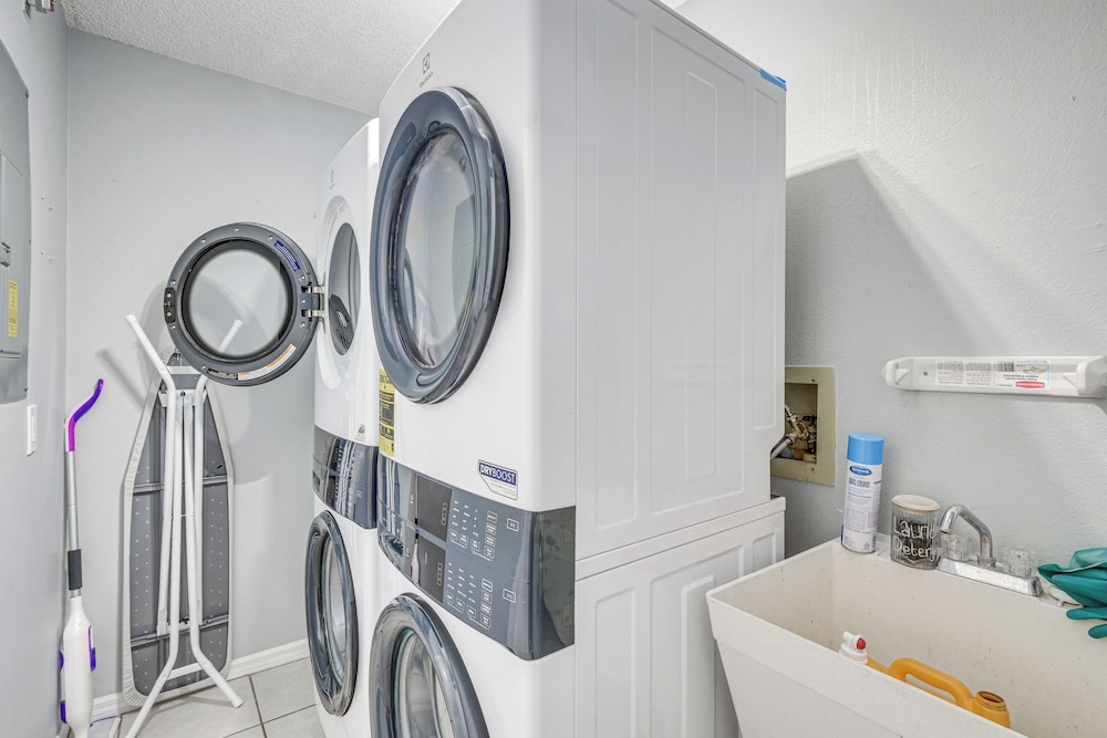 6 Mi to Gemini Springs Park: Chic Home w/ Pool!