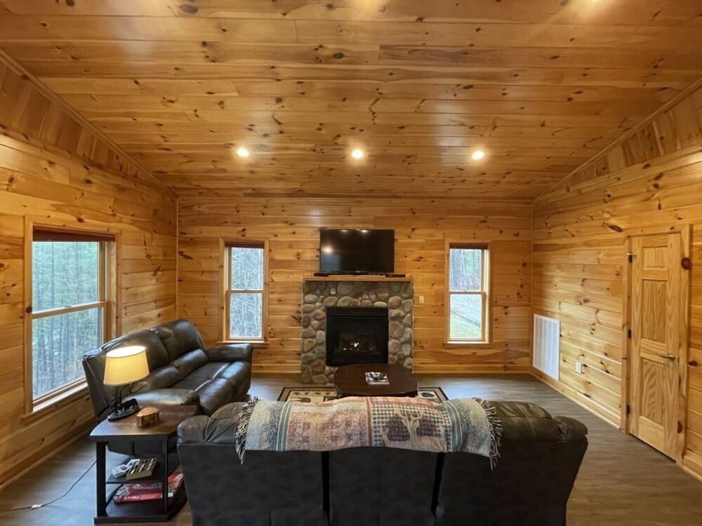 Charming cabin with an Amazing view! - pet and motorcycle friendly! 2 Bedroom Cabin by RedAwning view 5