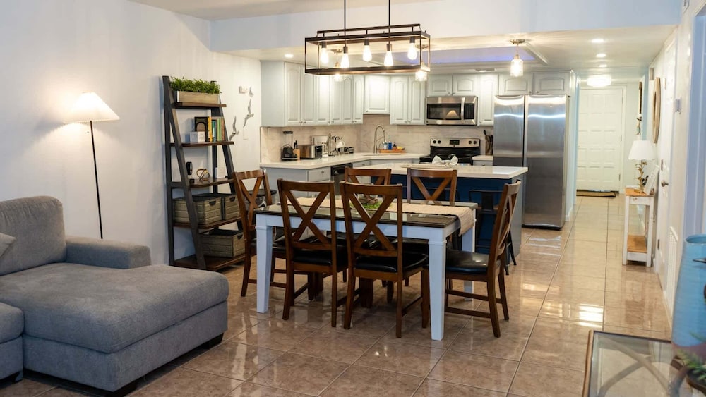 Sleeps 10 Direct Beach Heated Pool 3 Bedroom Apts
