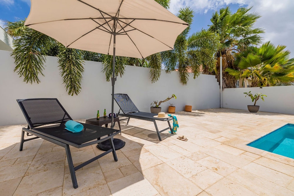 High-end Pool Getaway Upscale 5 Location BBQ