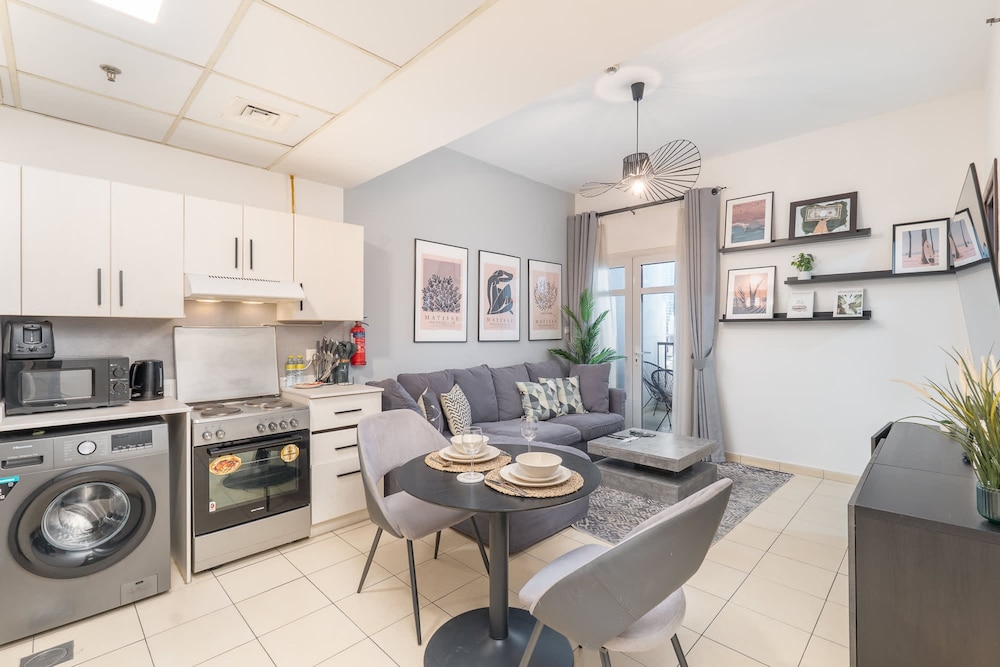Pleasing 1-bedroom for 4 in JVC for Relaxing Getaway