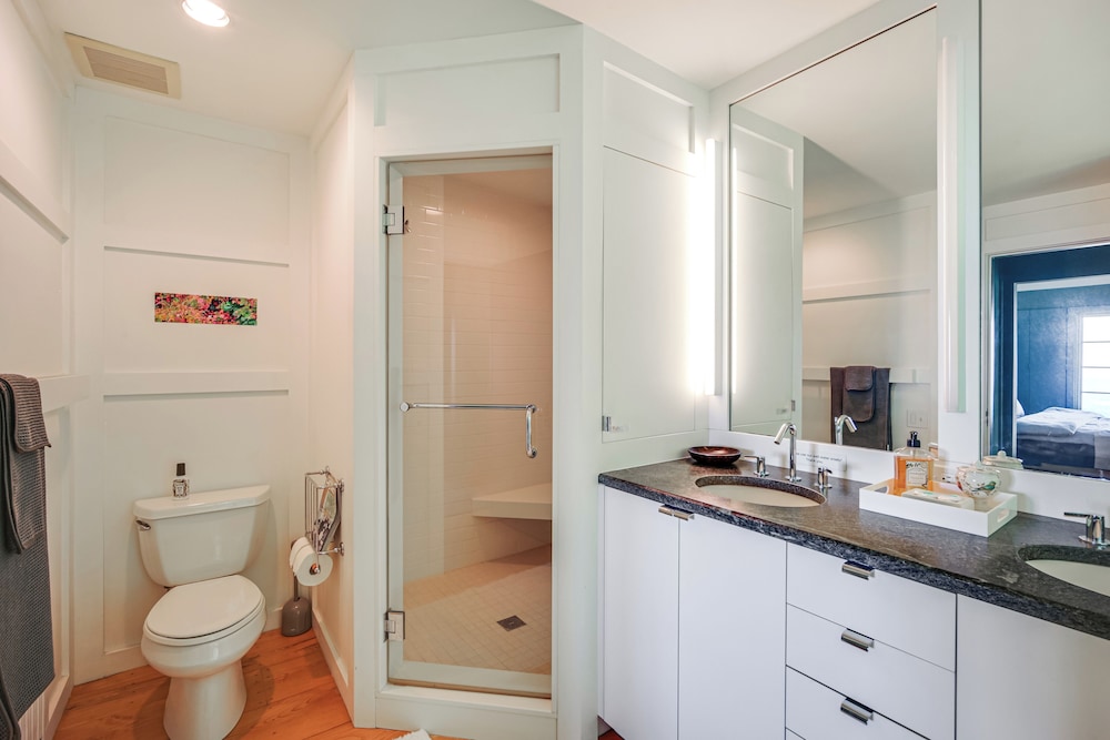 Group-friendly Newbury Stunner: Home Gym, Hot Tub!