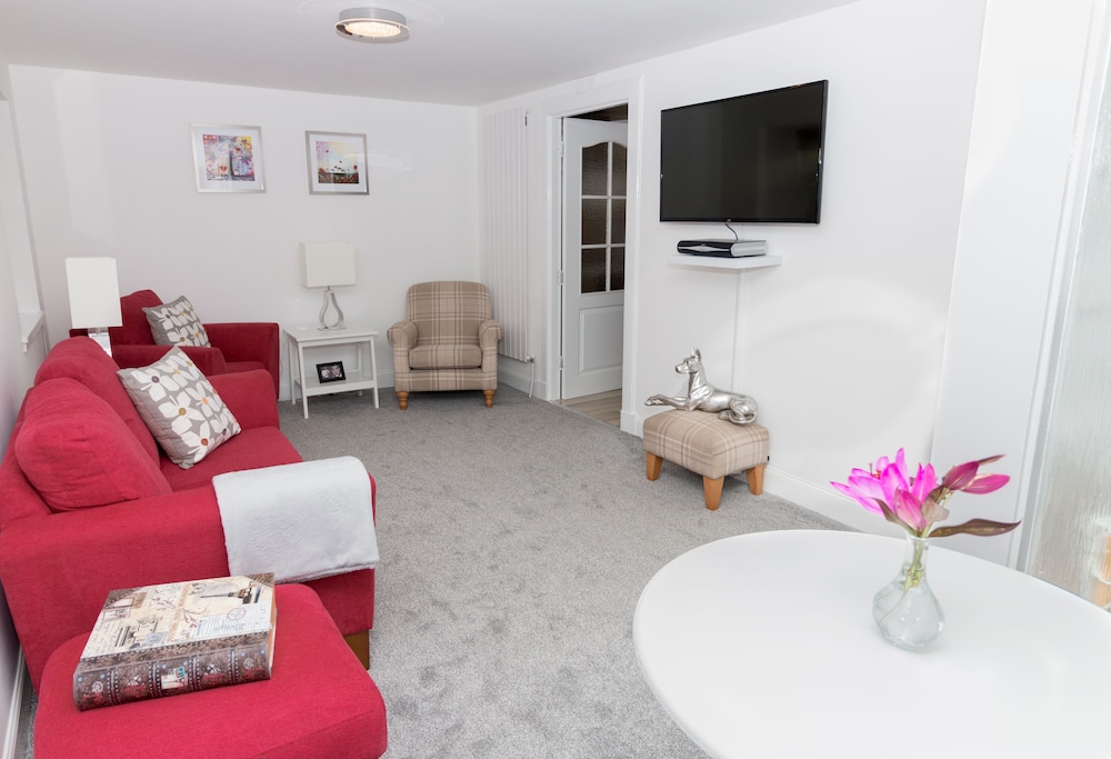 Dundee Vacations - Seaview Cottage - Property Image 1