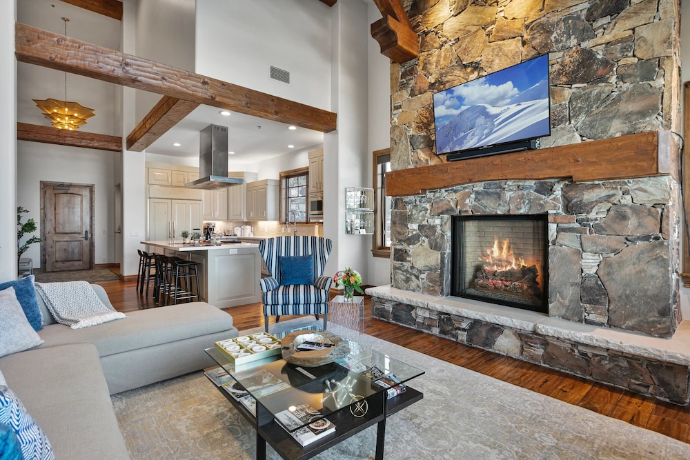Grand Lodge - Four Bedroom #302 - Ski-in/ski-out 4 Condo