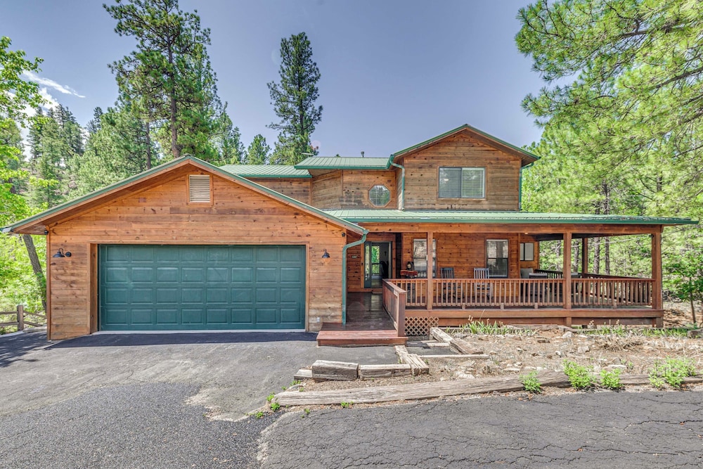 1 Mi to Grindstone Lake: Modern Ruidoso Retreat!